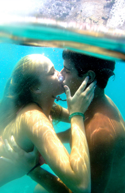 Пара целуется под водой